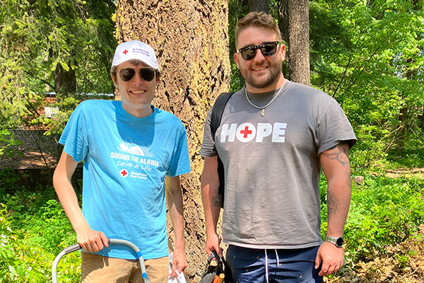 2 Red Cross volunteers in the forest